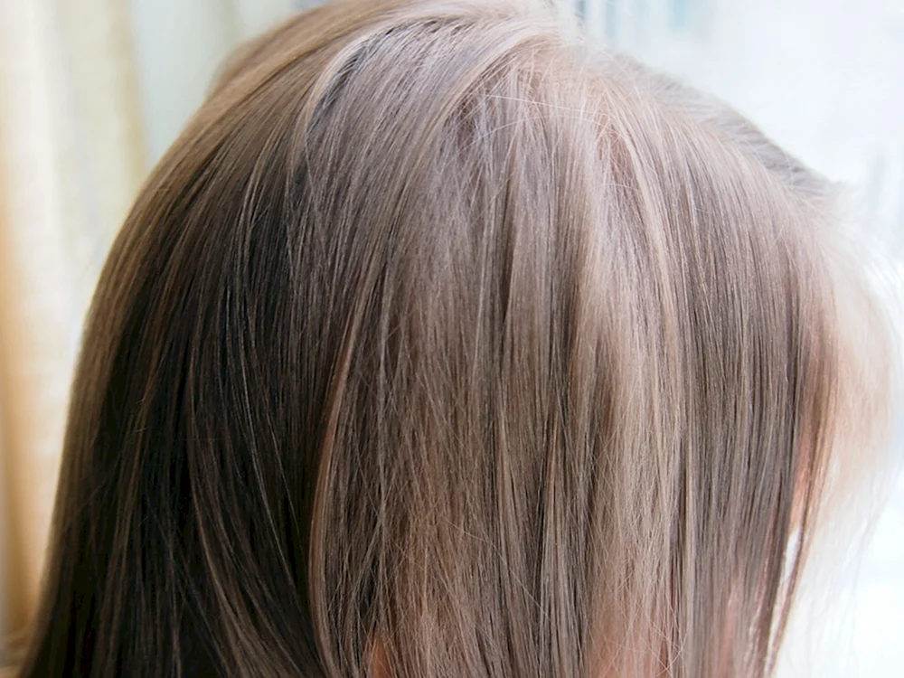 Russo Karamell aschfahl
