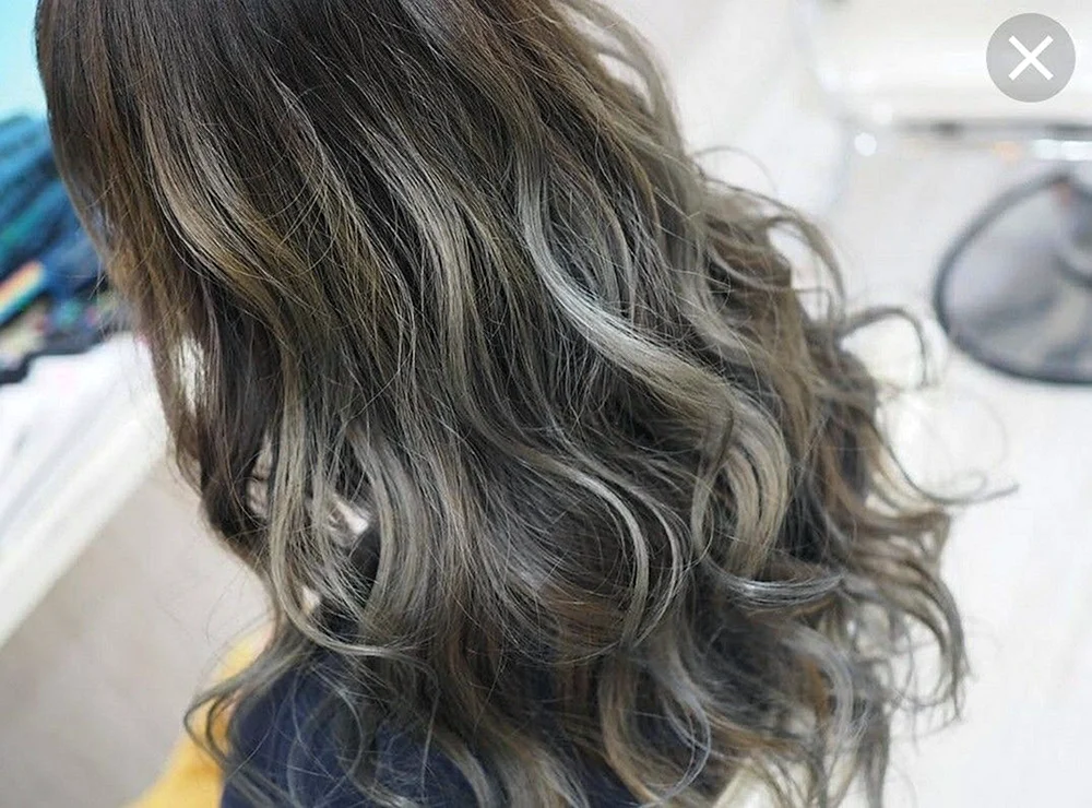 Shatush und Balayage auf mittellangem dunklem Haar