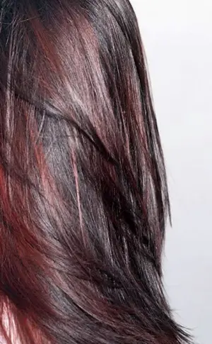 Dunkles Haar mit rotem Farbton