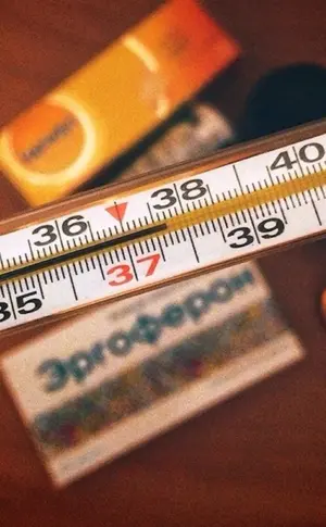 Temperaturthermometer in der Hand
