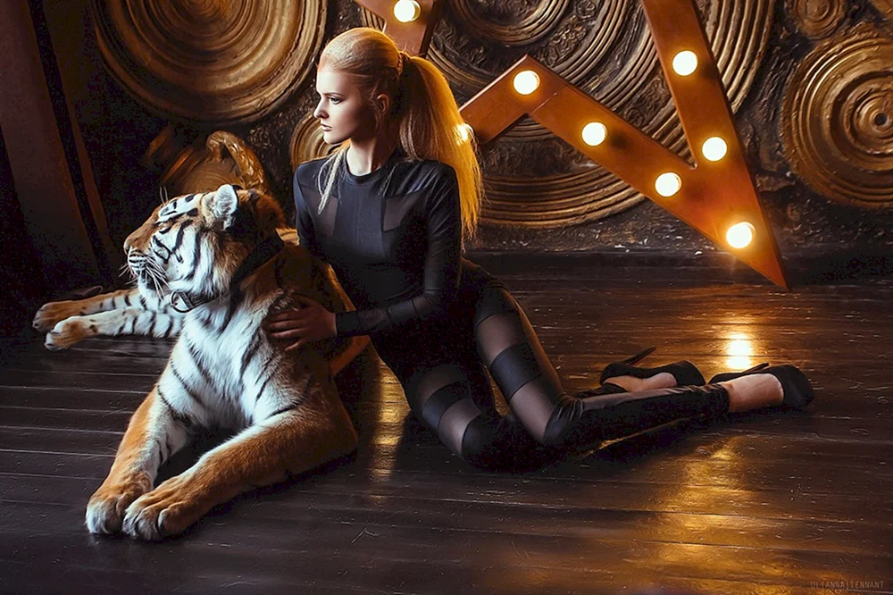Tiger und Mädchen
