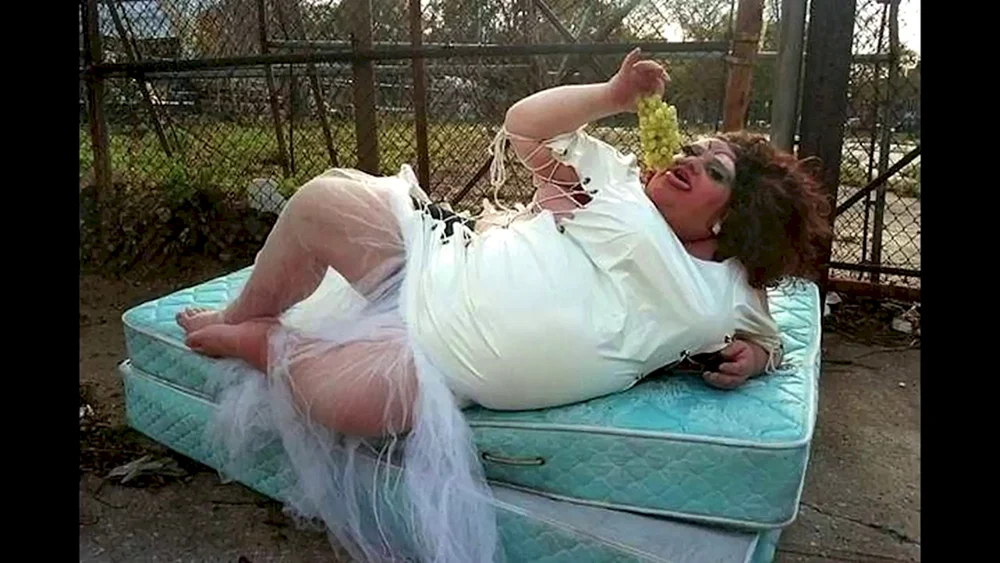 Dicke Tante im Hochzeitskleid