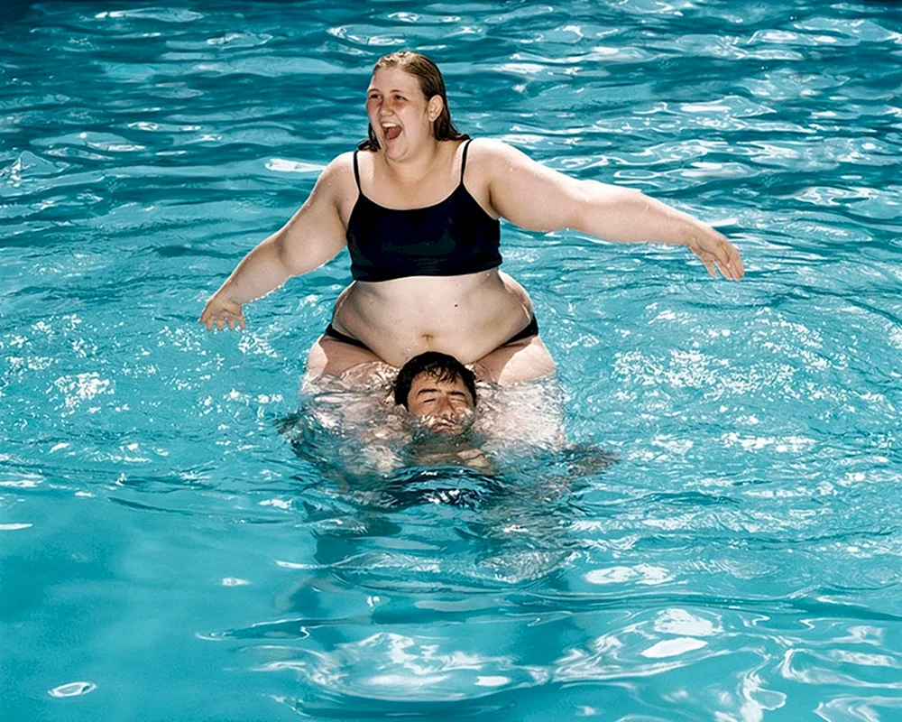Dicke Frau im Wasser