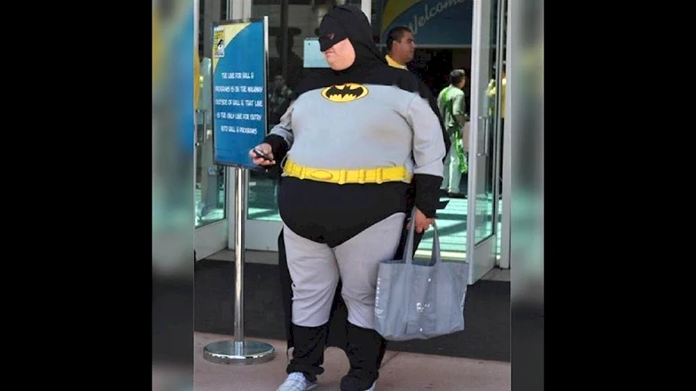 Dicker Mann im Batman-Kostüm