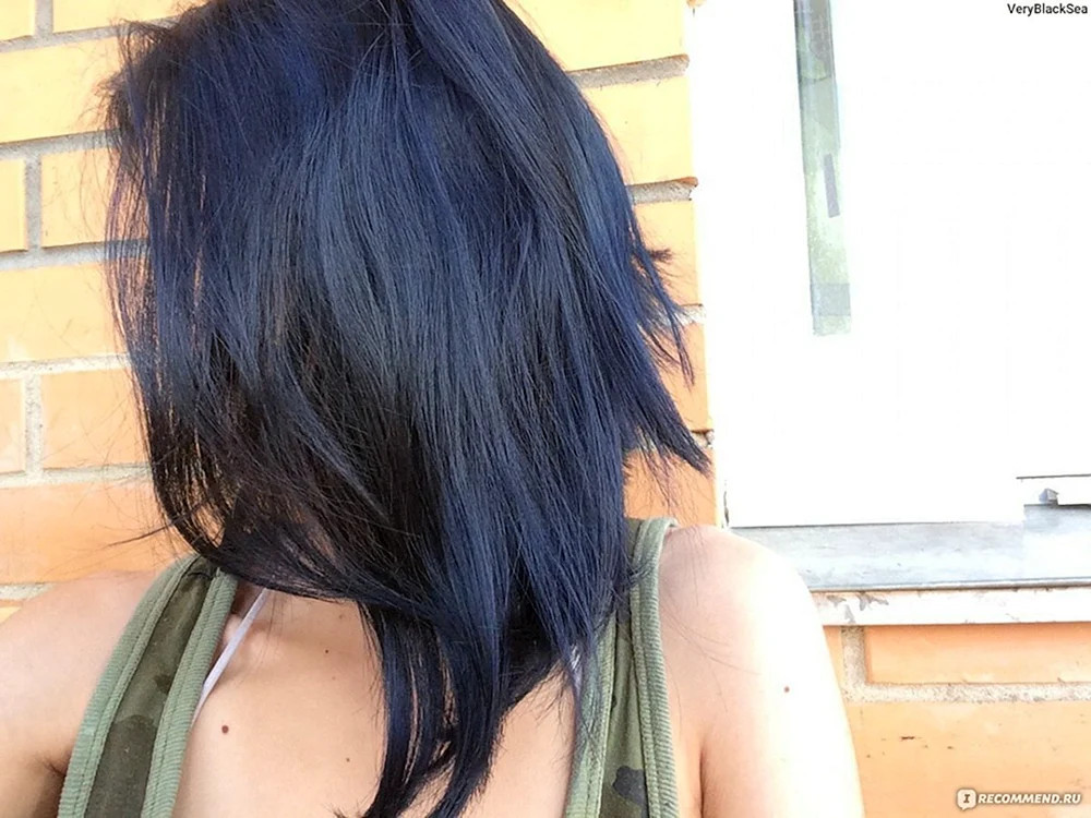 Blaues Tonikum für blondes Haar