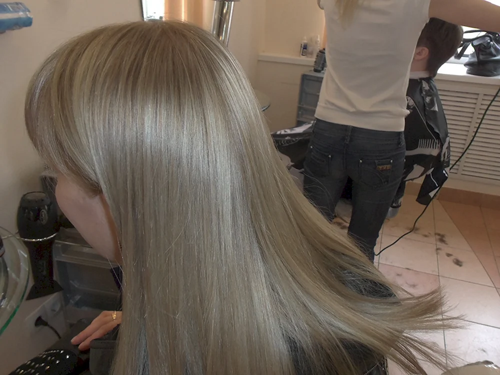 Färben von Haaren von dunkel bis blond