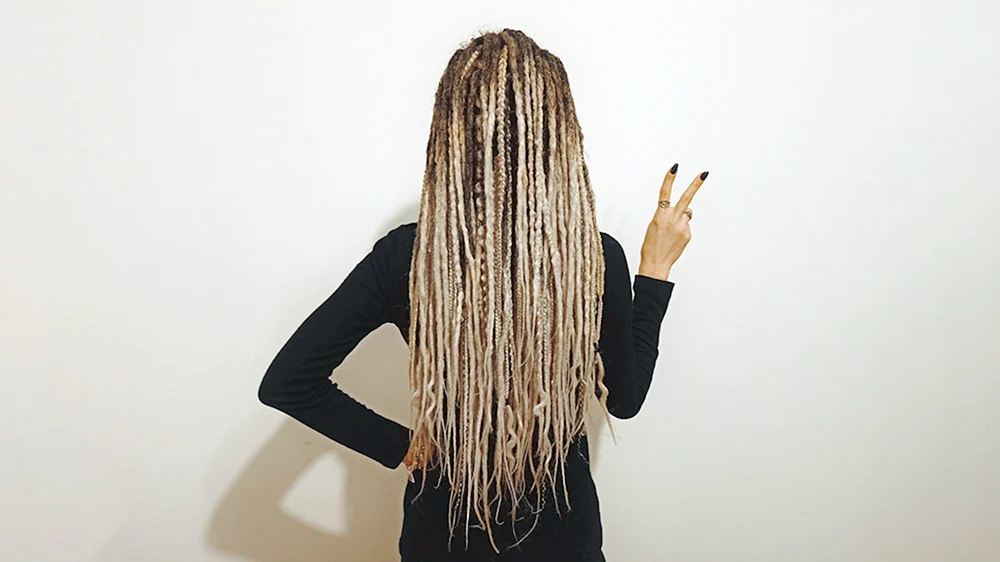 Dünne Dreadlocks blond