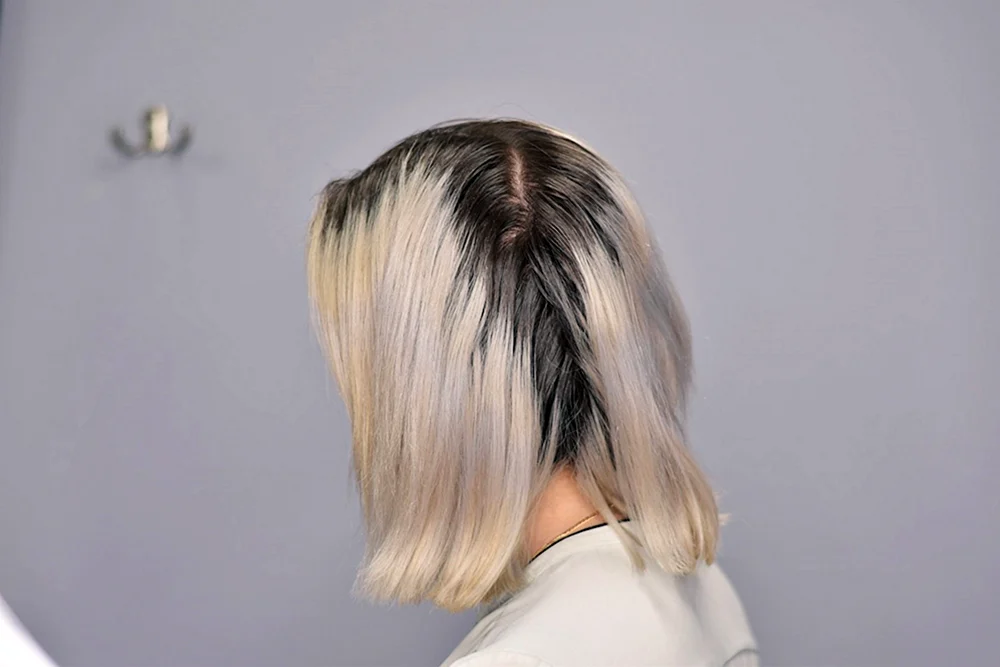 Total Blonde Färbung Foto von hinten auf schwarzem Hintergrund