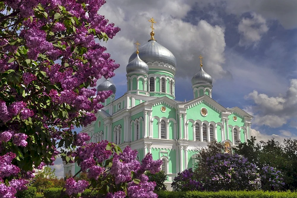 Die Dreifaltigkeitskathedrale des Diveevsky Klosters