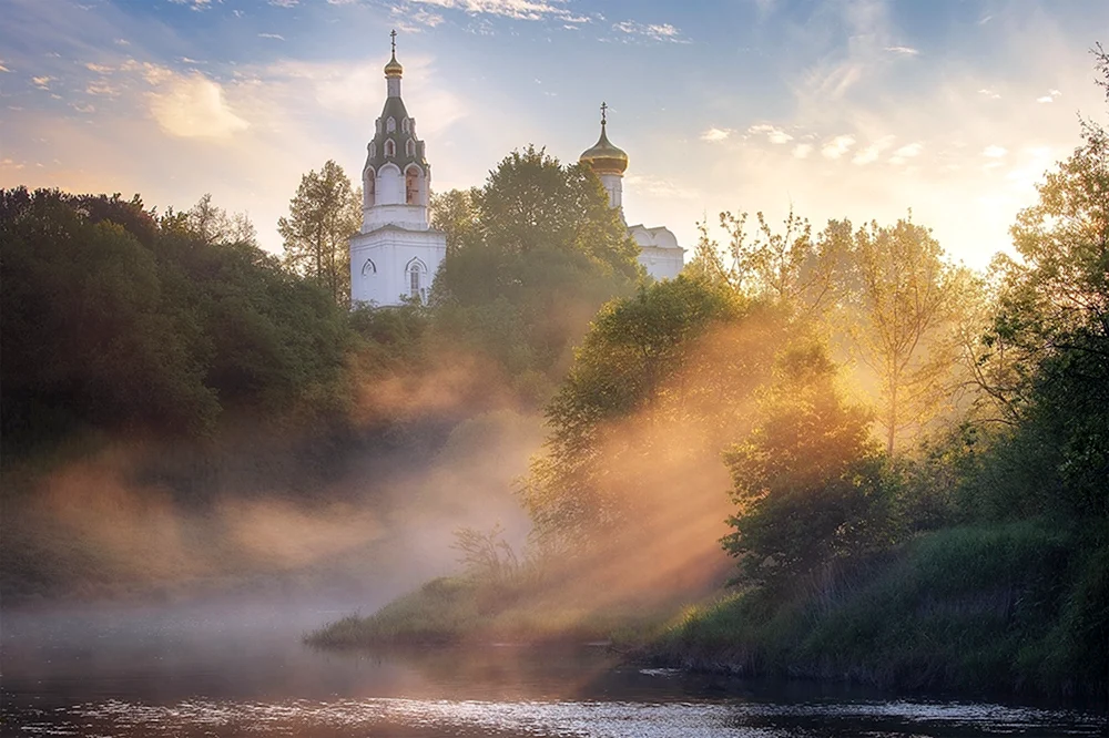 Die Kirche des Heiligen Andreas am Fluss Wuoksa Nebel