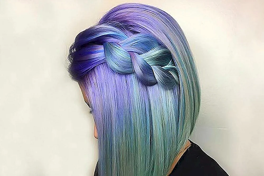 Farbige Strähnen auf blondem Haar