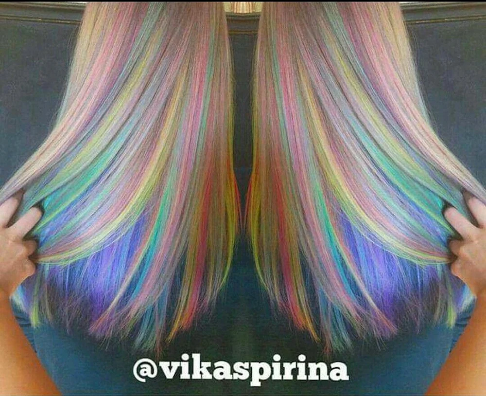 Haare mit farbigen Strähnen Haare färben für Mädchen