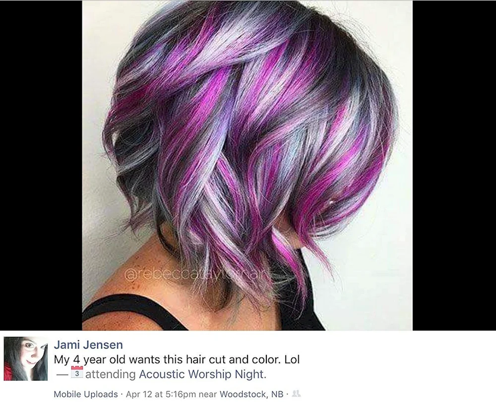 Bunte Strähnen auf kurzem Haar