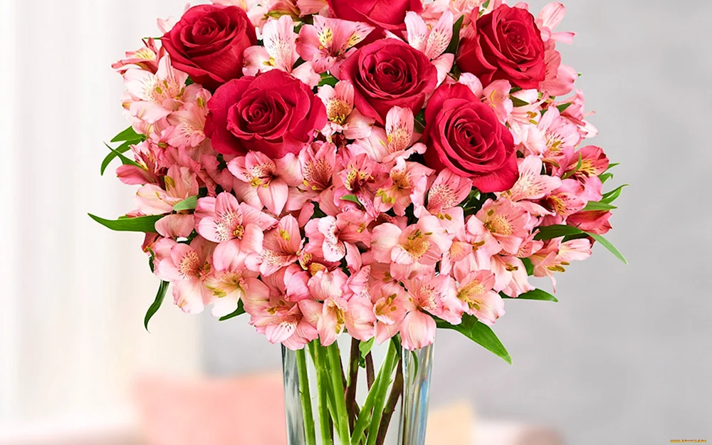 Blumen im Alstromerienstrauß