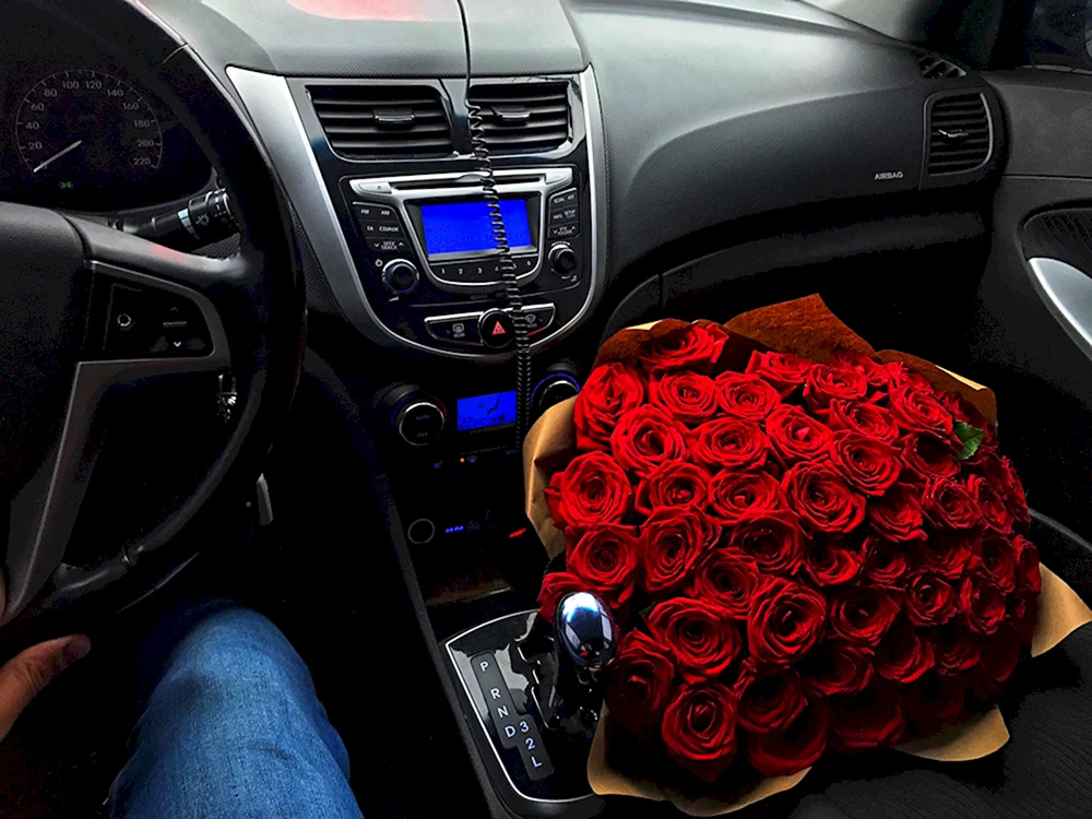 Blumenstrauß im Auto auf dem Sitz