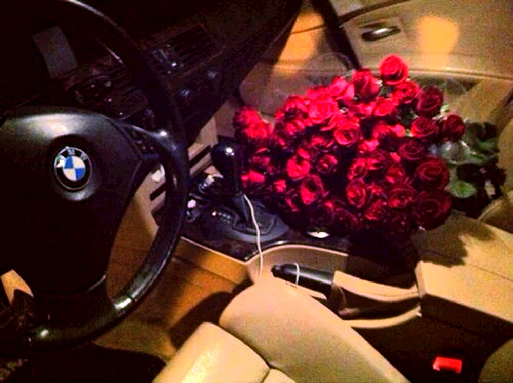 Blumenstrauß im Auto. Blumen im Auto