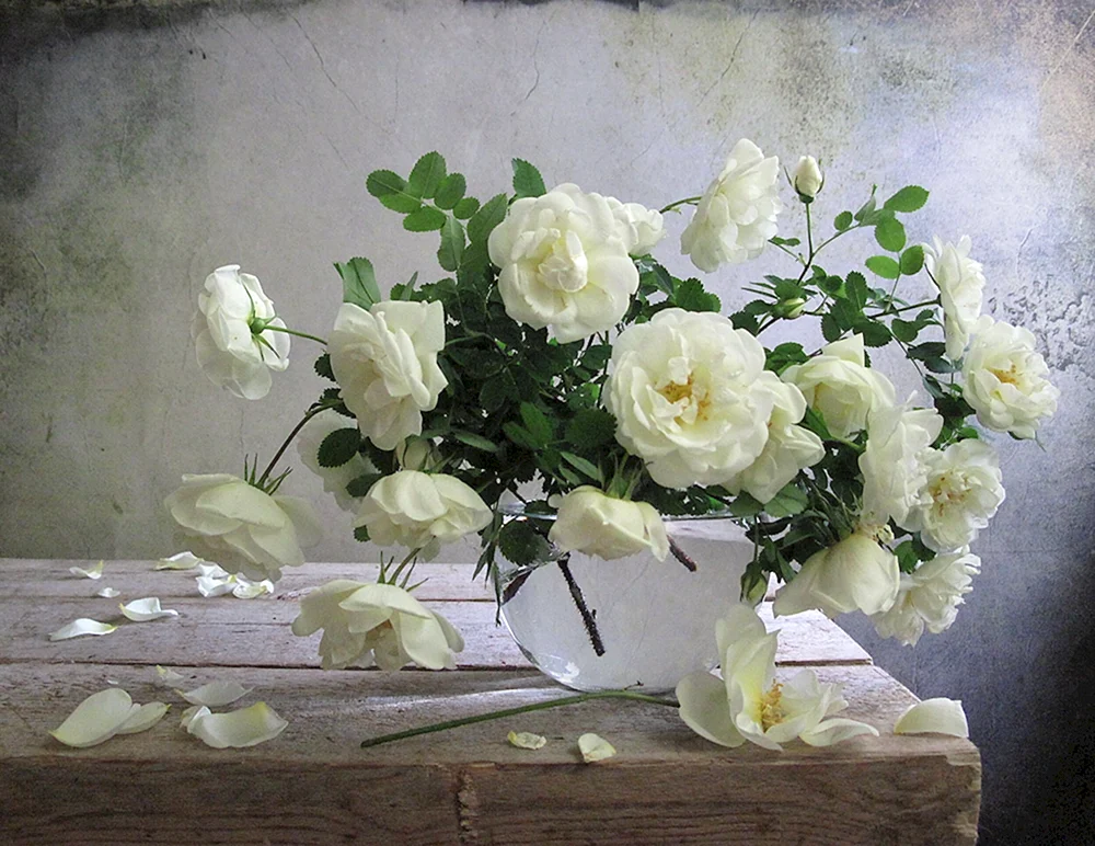 „Blumen in einer Vase auf einem Marmortisch“ von Simon Saint-Jean