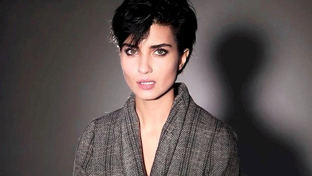 Tuba Buyukustun Foto mit kurzem Haarschnitt