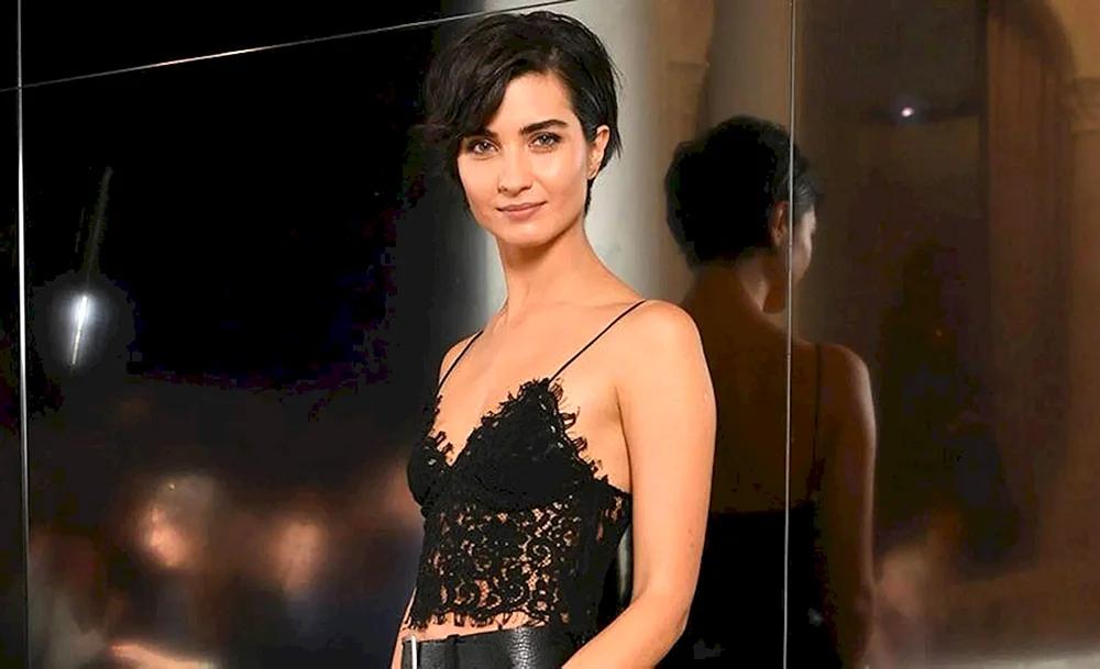 Tuba Buiukustun. Buiukustun