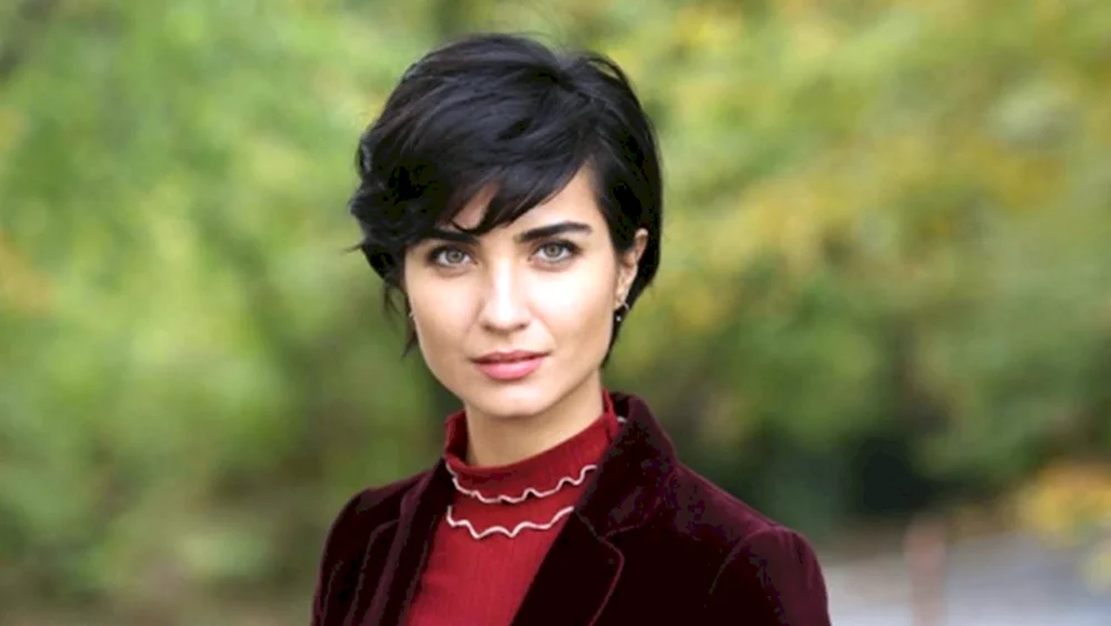 Türkische Schauspielerin Tuba Buyukustun