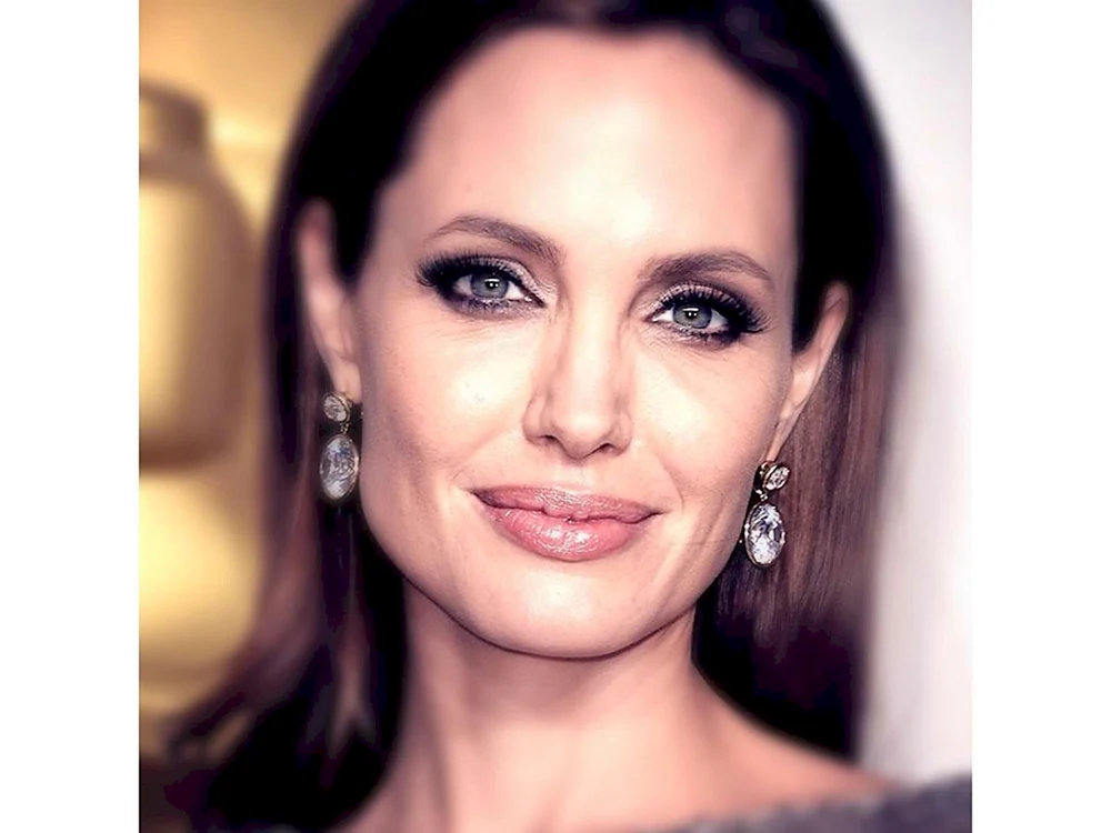 Jolie hat eine hohe Stirn