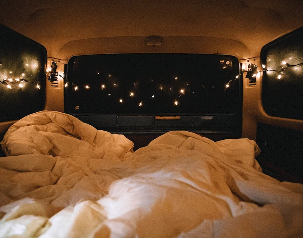 Ein enges Zimmer mit einem Bett