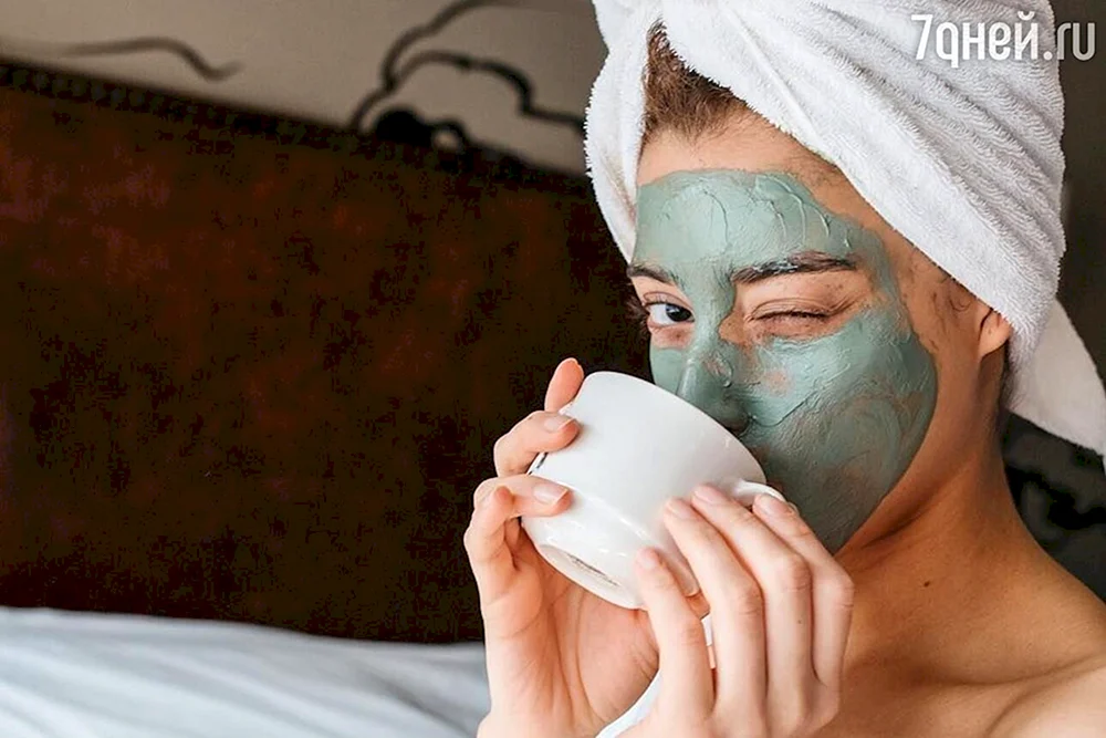 Mädchen mit Maske im Gesicht