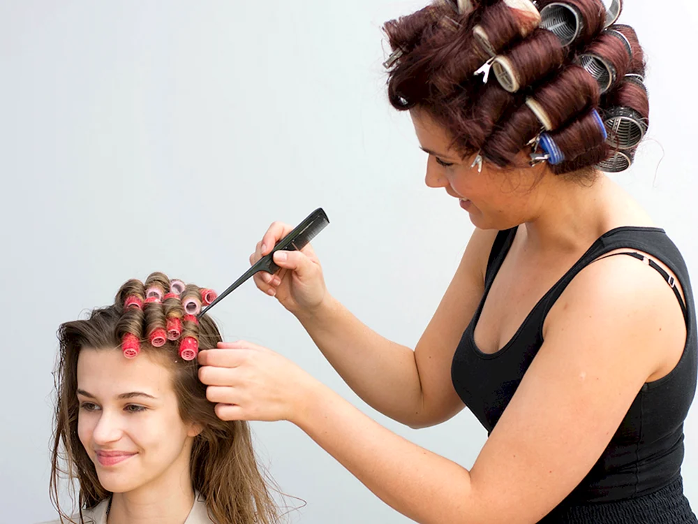 Haarstyling auf kurzen Haaren gelockt