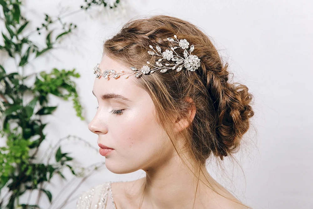 Gemalt mit Blumen im Haar