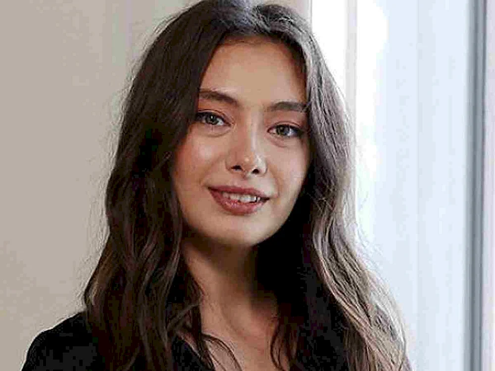 Lächeln Neslihan Atagül