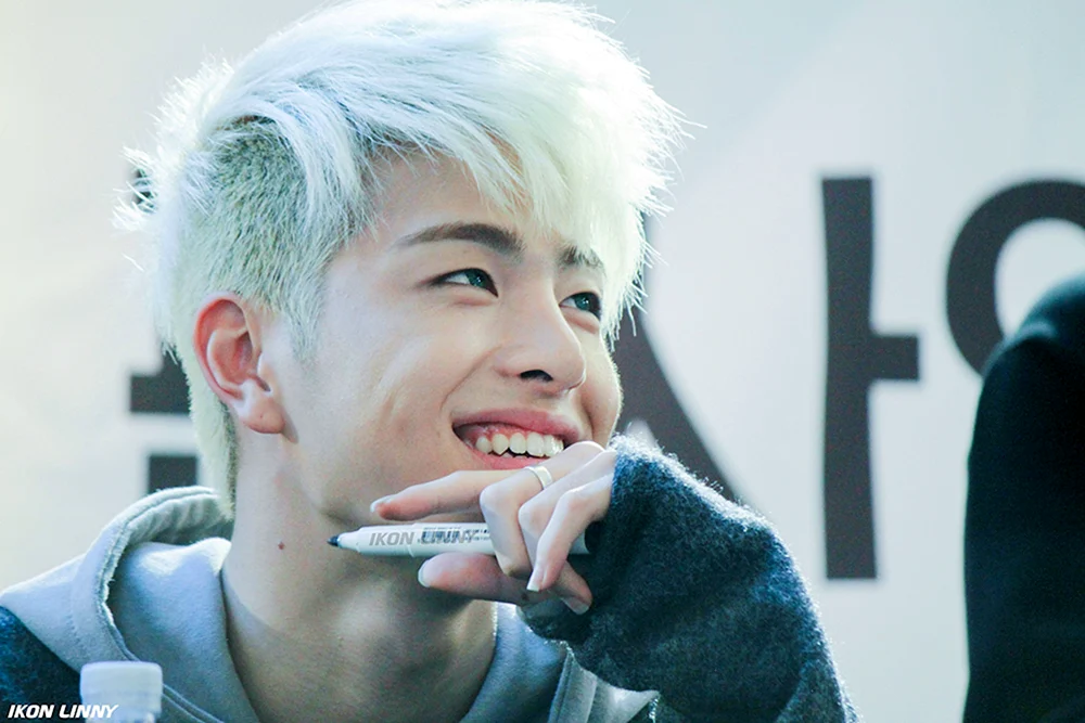 Seven-eyed with white hair