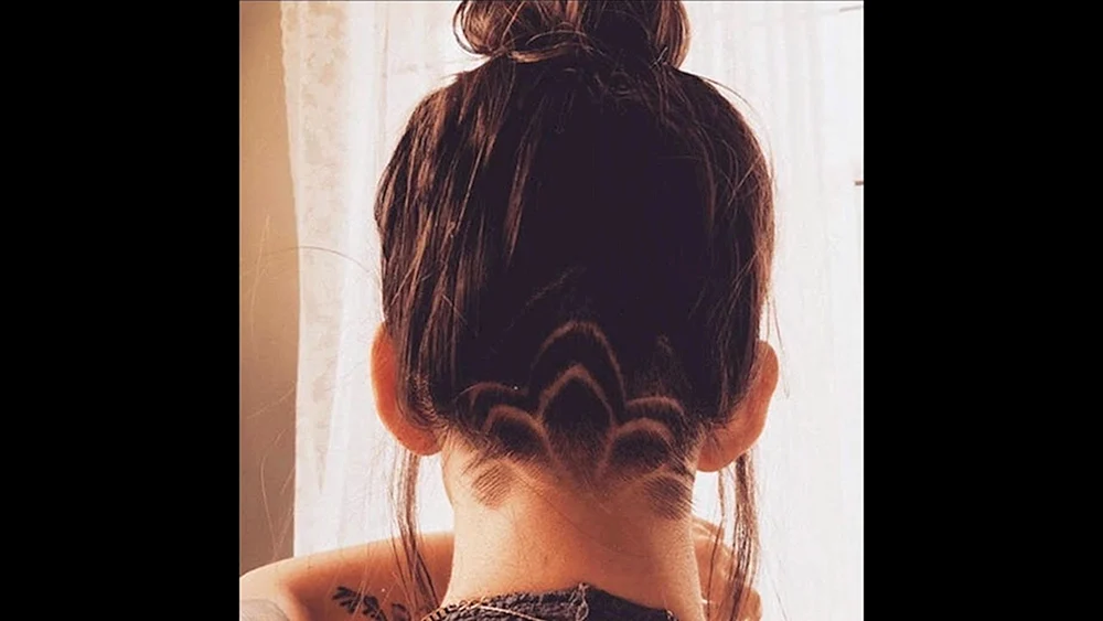 Haarschnitte lange Haare mit rasierten Schläfen