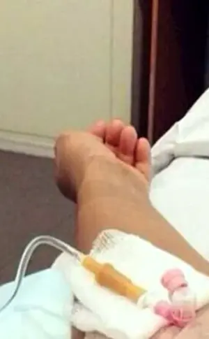 Im Krankenhaus mit einer Infusion. 2- 25.280