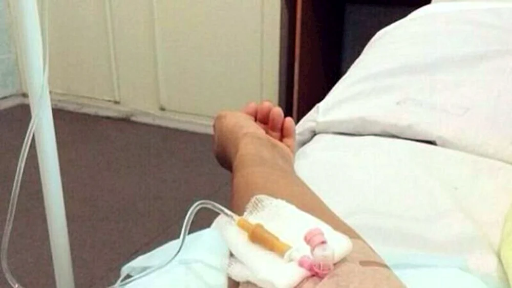 Im Krankenhaus mit einer Infusion. 2- 25.280