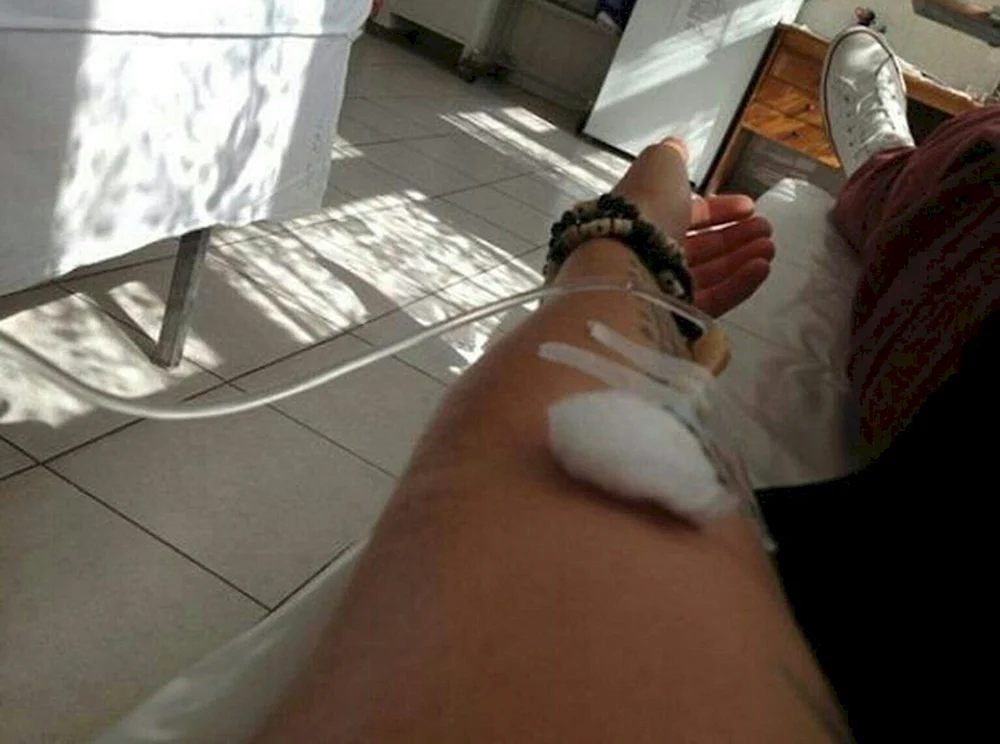 Im Krankenhaus unter einer Infusion