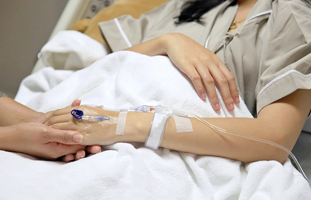 Im Krankenhaus unter einer Infusion