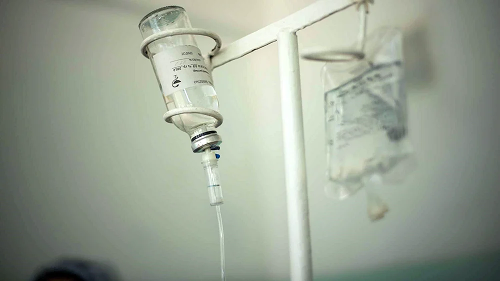 Im Krankenhaus unter einer Infusion