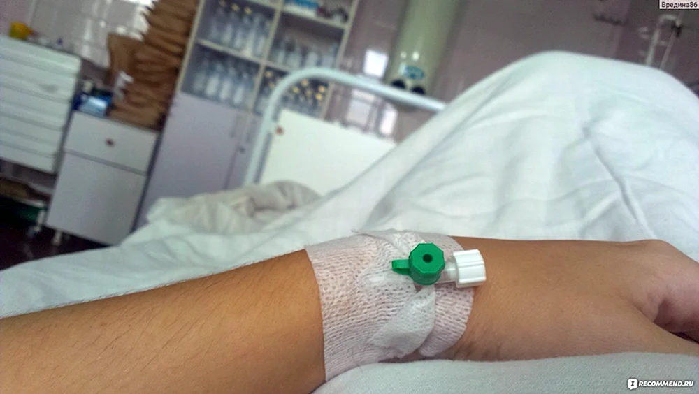 Ein Mädchen in der Krankenhausstation