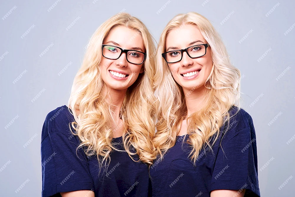 Zwillinge mit Brille