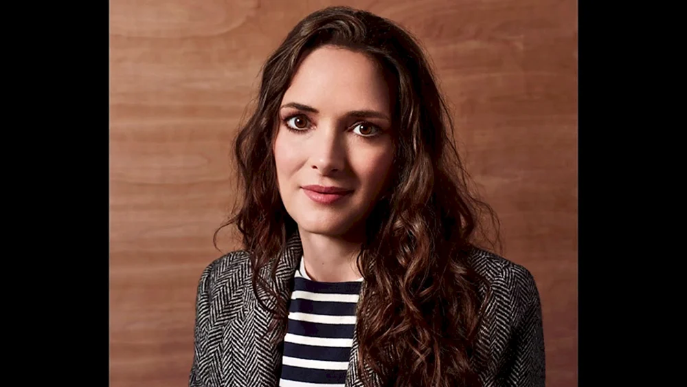 Winona Ryder mit einem Kurzhaarschnitt