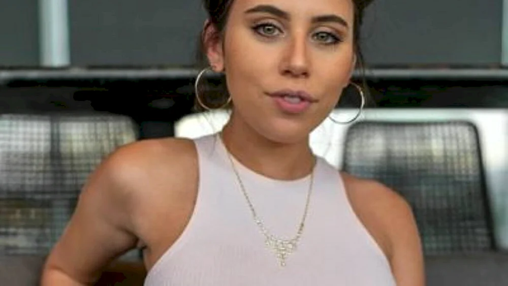 Olenia Caymarez