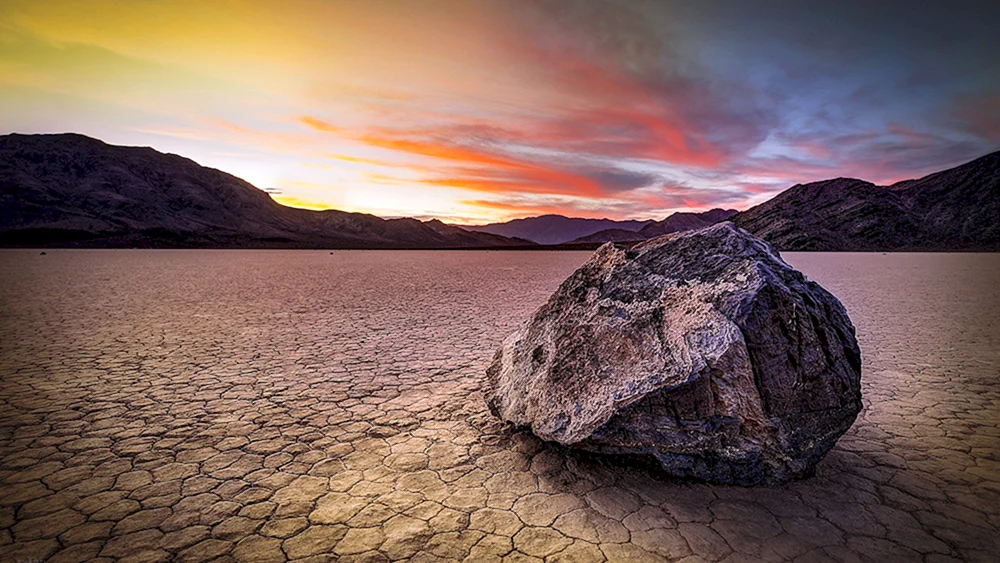 Ein Felsbrocken in der Mojave-Wüste