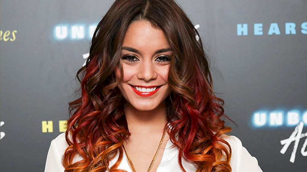Vanessa Hudgens rotes Haar