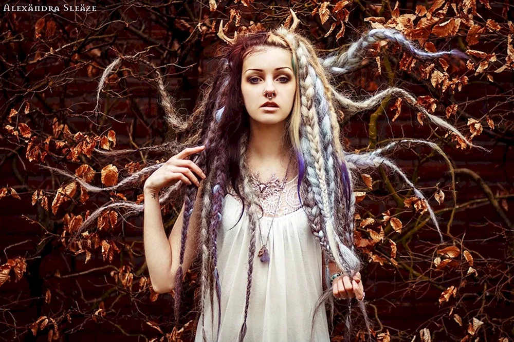 Hexe mit Dreadlocks