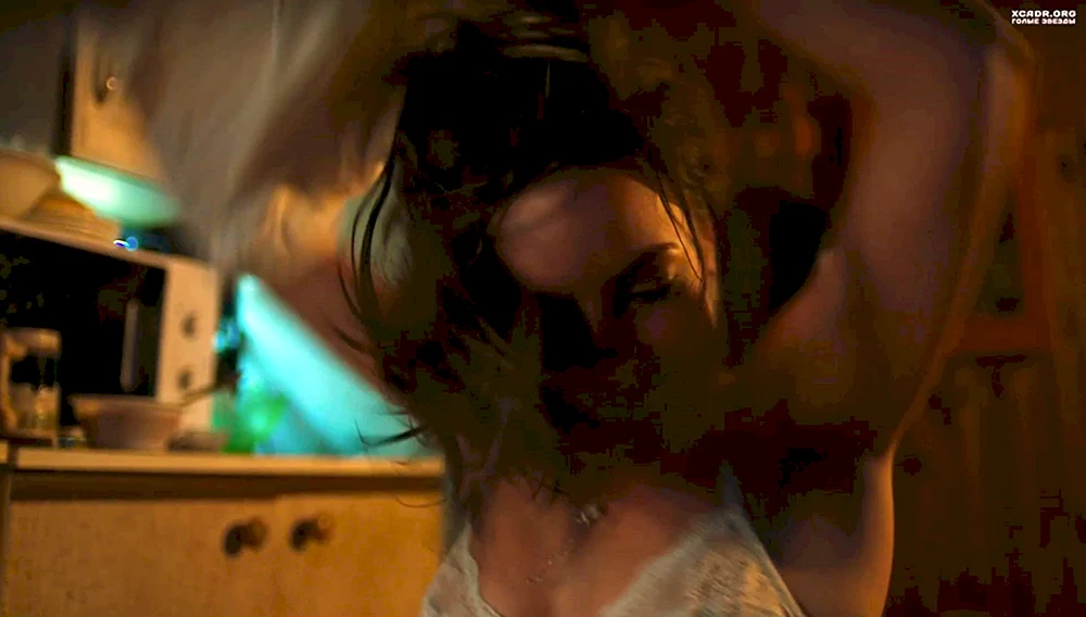 Alexandra Raizman in einem Badeanzug