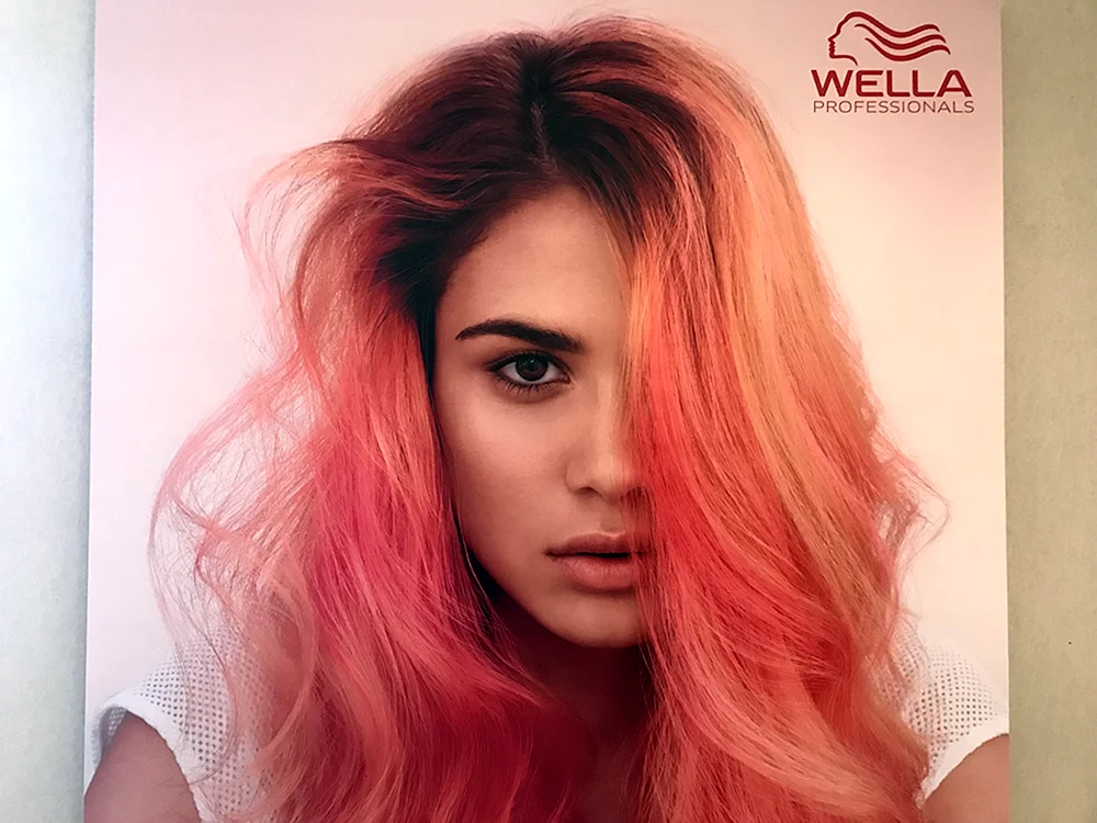 Vika Bliss mit rosa Haaren