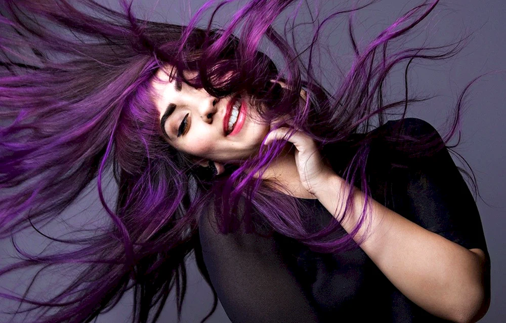 Vika Torii mit violettem Haar