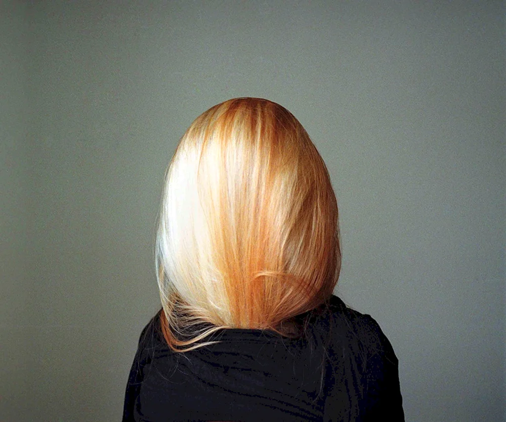 Blond mit einem Bob von hinten