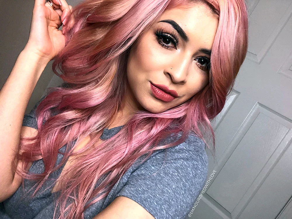 Victoria Bliss mit rosa Haar