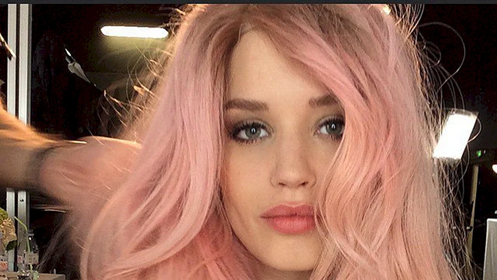Victoria Bliss mit pinkem Haar